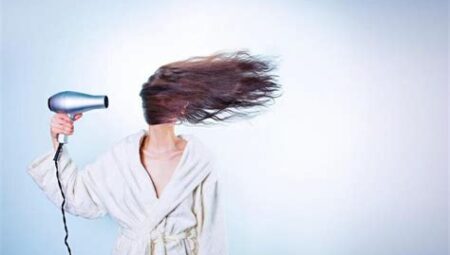 Saçlarda Elektriklenmeyi Önleme: Doğal Nemlendiriciler ve İyonik Fırçalar